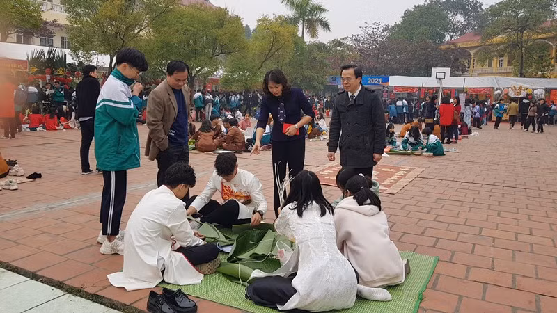 Học sinh hào hứng tham gia hội thi gói bánh chưng