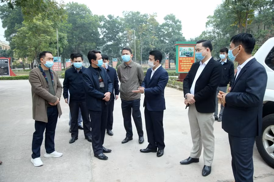 Ông Vũ Chí Giang kiểm tra công tác phòng, chống dịch Covid - 19 tại Trung đoàn 834, thị trấn Gia Khánh, Bình Xuyên (Vĩnh Phúc).