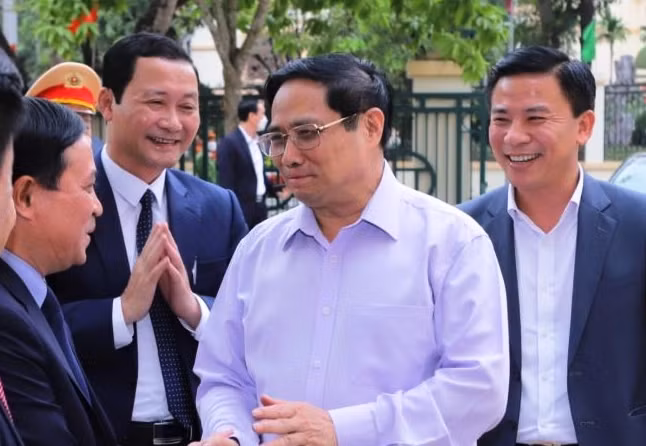 Thủ tướng Chính phủ Phạm Minh Chính và một số lãnh đạo tỉnh Thanh Hóa. Ảnh: Minh Hiếu.