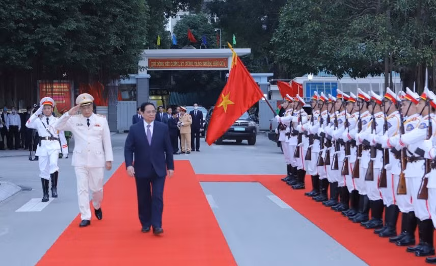 Thủ tướng Chính phủ Phạm Minh Chính thăm cán bộ, chiến sỹ Công an tỉnh Thanh Hóa. Ảnh: Minh Hiếu.