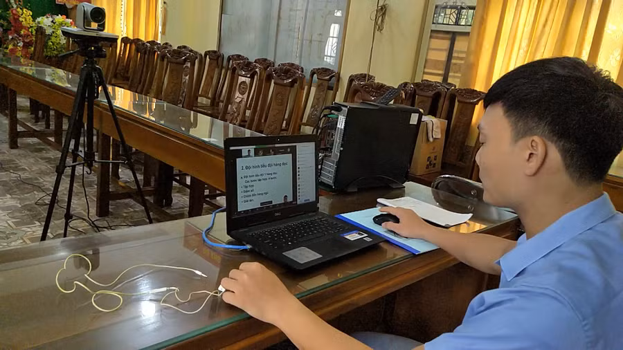 GV Trường THPT tổ chức dạy học trực tuyến. Việc dạy học đảm bảo kiến thức nhưng không tạo áp lực cho HS.