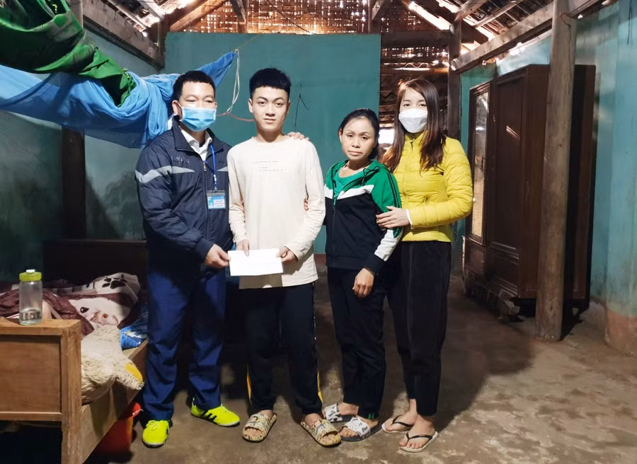 ...và trao phần quà của nhà trường đến tay học sinh.