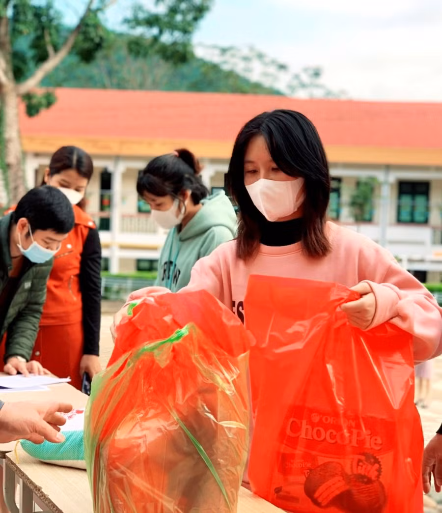 Mỗi phần quà Tết cho các em, gồm có: 10kg gạo, 2 lít dầu ăn, 2 lít nước mắm, 1kg mì chính, muối ăn, nước ngọt, bánh, chè khô, với tổng trị giá 455.000 đồng.