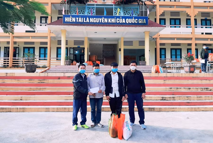 Học sinh đặc biệt khó khăn của Trường THPT Quan Sơn nhận quà Tết của nhà trường.