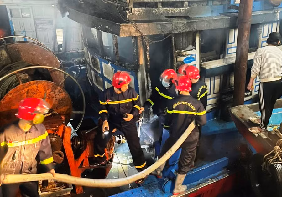 Lực lượng Cảnh sát PCCC&amp;CNCH Công an tỉnh Thanh Hóa chữa cháy trên tàu cá. Ảnh: Công an cung cấp.
