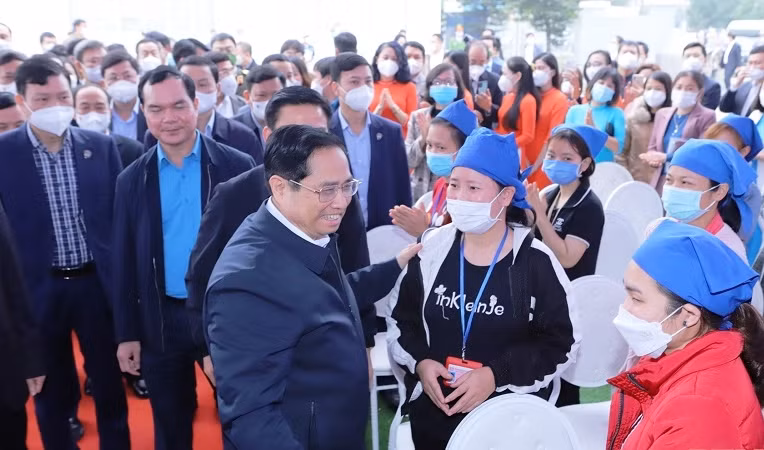Thủ tướng Chính phủ Phạm Minh Chính thăm công nhân lao động tại Công ty TNHH Sakurai Việt Nam (TP Thanh Hóa). Ảnh: Minh Hiếu.