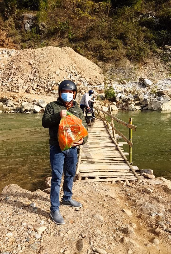 Thầy giáo mang gói quà vô cùng ý nghĩa đến với học trò nghèo.