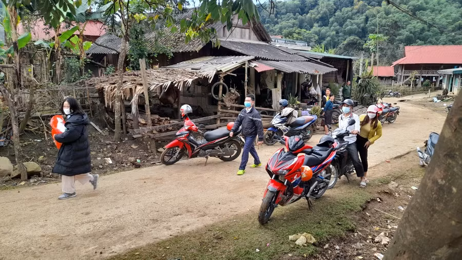 Các thầy, cô giáo Trường THPT Quan Sơn đem quà Tết đến cho học sinh nghèo ở bản Khạn, xã Trung Thượng, huyện Quan Sơn (Thanh Hóa).