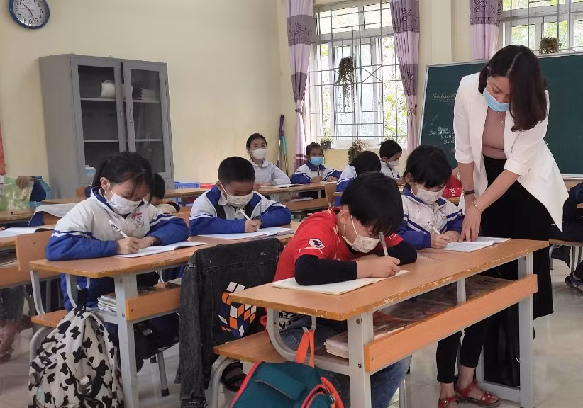 Cô và trò Trường Tiểu học Sơn Hà, huyện Quan Sơn (Thanh Hóa) trong giờ học.