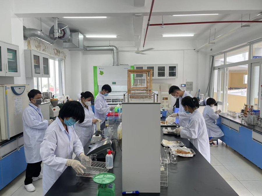 Sinh viên Trường Đại học Công nghiệp Thực phẩm TPHCM trong giờ thực hành. Ảnh: NTCC Sinh viên Trường Đại học Công nghiệp Thực phẩm TPHCM trong giờ thực hành. Ảnh: NTCC