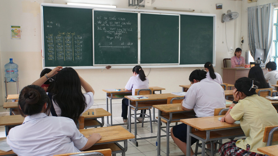 Thí sinh nghe phổ biến quy chế thi, chờ giờ phát đề. Ảnh: Lê Nam Thí sinh nghe phổ biến quy chế thi, chờ giờ phát đề. Ảnh: Lê Nam