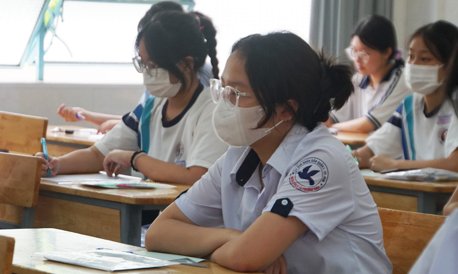 Nhiều thí sinh tỏ ra hồi hộp trước giờ thi. Ảnh: Lê Nam Nhiều thí sinh tỏ ra hồi hộp trước giờ thi. Ảnh: Lê Nam