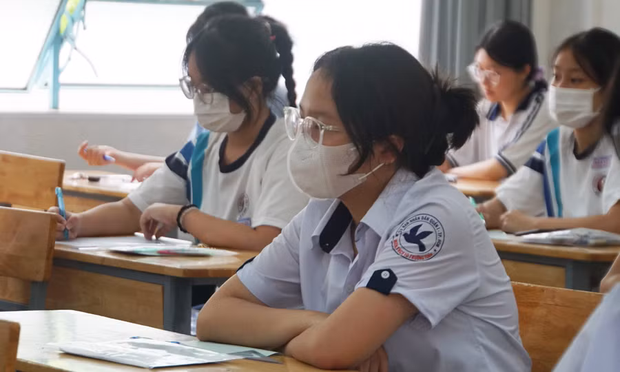 Nhiều thí sinh tỏ ra hồi hộp trước giờ thi. Ảnh: Lê Nam