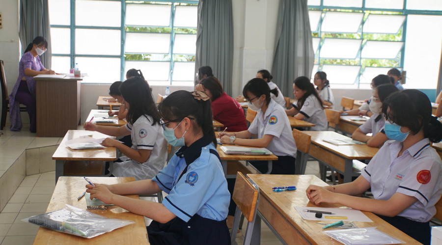 Thí sinh tại điểm thi Trường THPT Lương Thế Vinh, quận 1. Ảnh: Lê Nam Thí sinh tại điểm thi Trường THPT Lương Thế Vinh, quận 1. Ảnh: Lê Nam