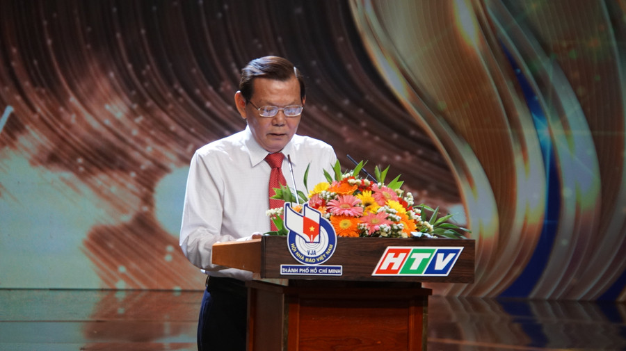 Nhà báo Nguyễn Tấn Phong, Chủ tịch Hội Nhà báo TPHCM phát biểu tại buổi lễ. (Ảnh: Mạnh Tùng) Nhà báo Nguyễn Tấn Phong, Chủ tịch Hội Nhà báo TPHCM phát biểu tại buổi lễ. (Ảnh: Mạnh Tùng)