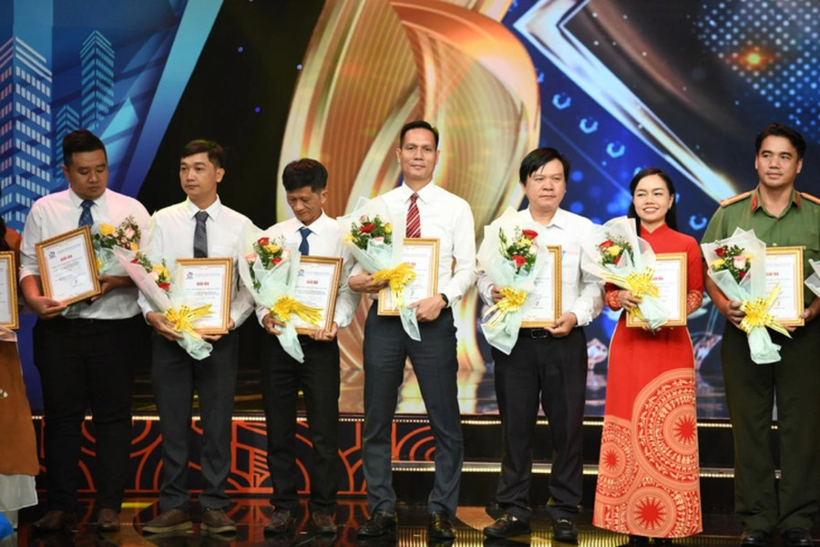 Nhóm tác giả báo Tuổi Trẻ đoạt giải ba nhóm chính luận với tác phẩm "Nghị quyết 98: Cơ chế cho thành phố, động lực cho cả nước". (Ảnh: Tuổi Trẻ Online) Nhóm tác giả báo Tuổi Trẻ đoạt giải ba nhóm chính luận với tác phẩm "Nghị quyết 98: Cơ chế cho thành phố, động lực cho cả nước". (Ảnh: Tuổi Trẻ Online)