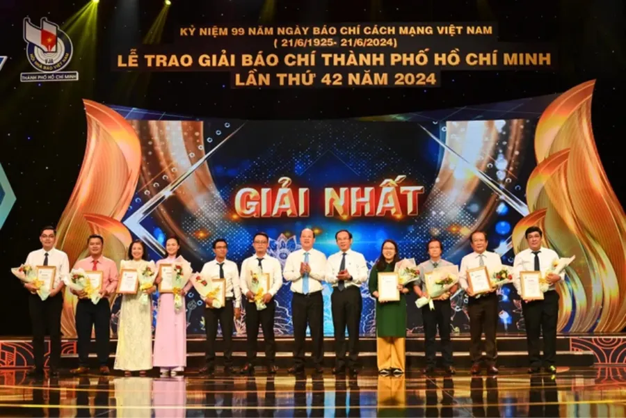 Ông Nguyễn Văn Nên và ông Nguyễn Hồ Hải trao giải cho các tác giả đoạt giải Nhất, Giải Báo chí TPHCM lần thứ 42. (Ảnh: SGGP)