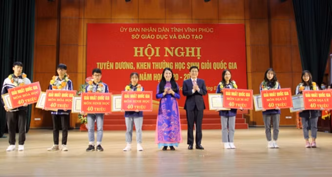 Lãnh đạo tỉnh Vĩnh Phúc trao thưởng cho học sinh đoạt giải nhất quốc gia năm học 2020-2021