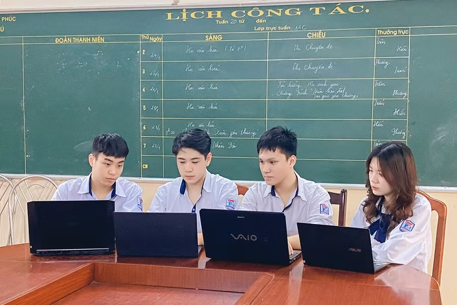 Nhóm học sinh trường THPT Trần Phú, tác giả của WELLIFE gồm các em: Bùi Xuân Minh, Trần Minh Đức, Đặng Lê Khánh Ly, Nguyễn Trung Quân. Ảnh: Thu Trang