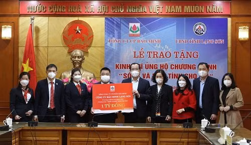 Ông Vũ Anh Tuấn, Tổng Giám đốc Bảo Minh trao hỗ trợ 1 tỷ đồng cho đại diện UBND tỉnh Lạng Sơn để thực hiện chương trình "Sóng và máy tính cho em"
