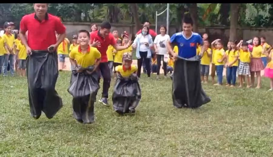 Phụ huynh cùng học sinh tham gia các hoạt động trải nghiệm do Trường TH Thụy Liễu tổ chức