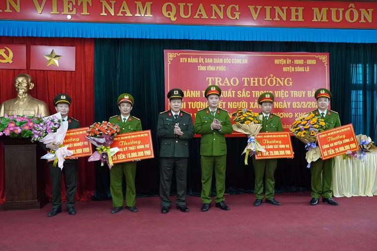 Đại tá Đinh Ngọc Khoa, Giám đốc Công an tỉnh Vĩnh Phúc trao thưởng cho các tập thể. Ảnh: Hà Trần