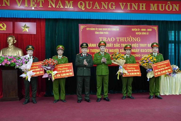 Đại tá Đinh Ngọc Khoa, Giám đốc Công an tỉnh Vĩnh Phúc trao thưởng cho các tập thể. Ảnh: Hà Trần