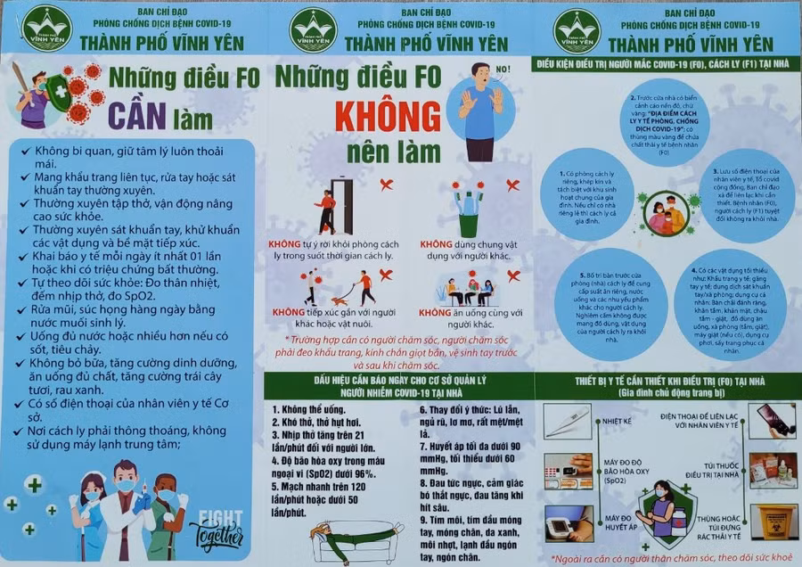 Người dân được phát tờ rơi hướng dẫn điều trị, chăm sóc F0 tại nhà.