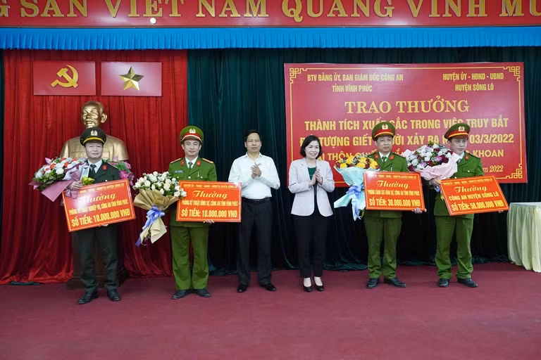 Lãnh đạo huyện Sông Lô trao thưởng cho các tập thể. Ảnh: Hà Trần