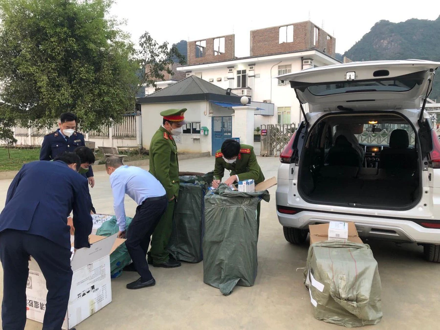 Công an huyện Sơn Dương phối hợp với Đội QLTT số 3 kiểm đếm hàng hóa có dấu hiệu vi phạm. Ảnh: Công an tỉnh Tuyên Quang 