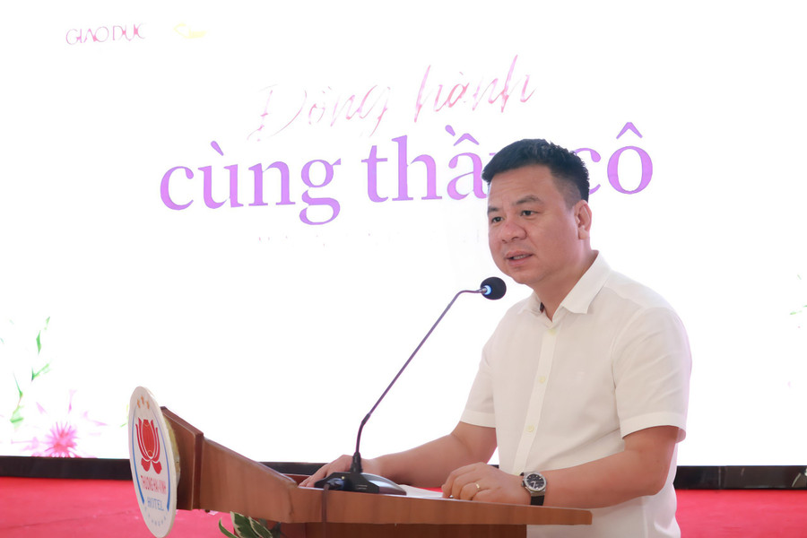 Nhà báo Triệu Ngọc Lâm - Tổng Biên tập Báo Giáo dục và Thời đại chia sẻ tại chương trình &quot;Đồng hành cùng thầy cô&quot;.