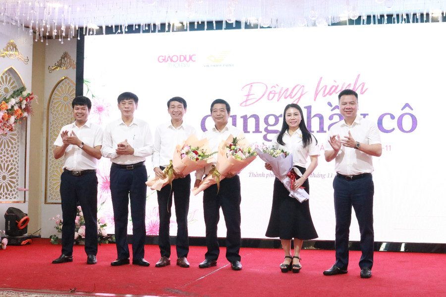 Ban tổ chức tặng hoa cho các đại biểu đóng góp ý kiến tham luận tại chương trình.