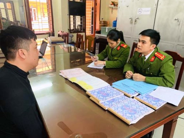 Giám đốc Hoàng Quang Hùng tại cơ quan công an. Ảnh: Công an cung cấp.