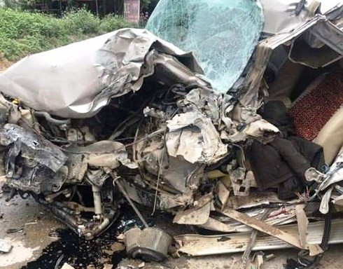 Phần đầu chiếc xe 7 chỗ nát bươn Phần đầu chiếc xe 7 chỗ nát bươn