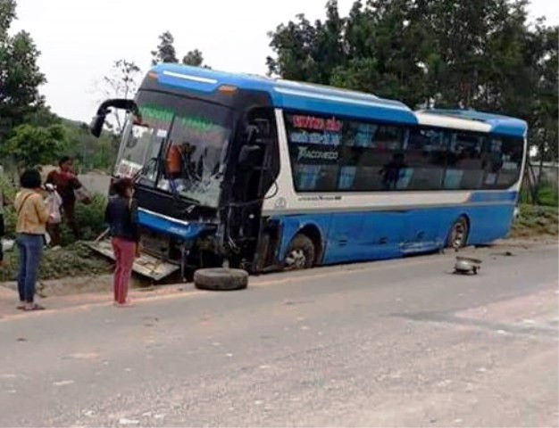 Cú va chạm rất mạnh đã khiến xe khách văng xuống rãnh thoát nước bên đường. Cú va chạm rất mạnh đã khiến xe khách văng xuống rãnh thoát nước bên đường.