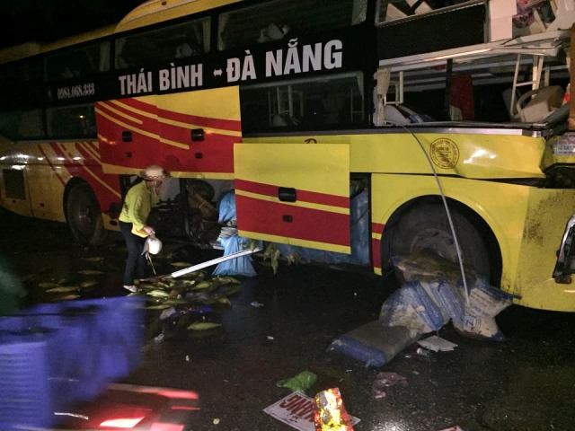 Do lực tông quá mạnh, khiến chiế xe khách văng vào tường của một nhà dân ven đường. Do lực tông quá mạnh, khiến chiế xe khách văng vào tường của một nhà dân ven đường.