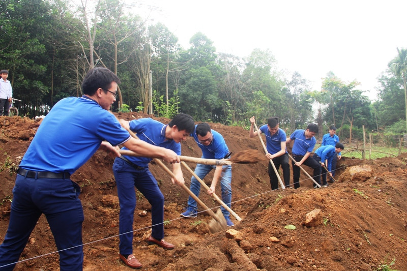 Các đoàn viên, thanh niên tham gia khởi công móng ngôi nhà Khăn quàng đỏ cho học sinh nghèo.