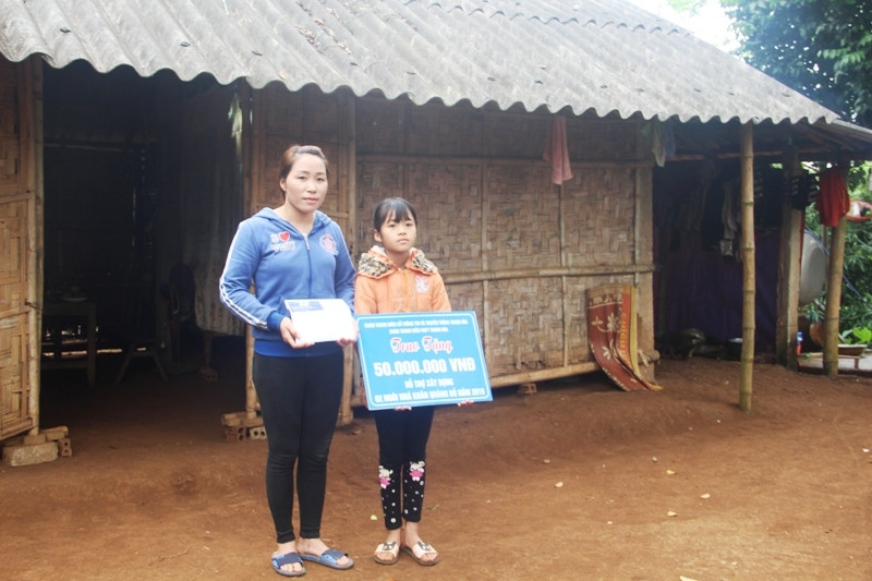 Hơn 11 năm qua, hai mẹ con em Hoàng Thị Thùy phải sống trong ngôi nhà tạm bợ.