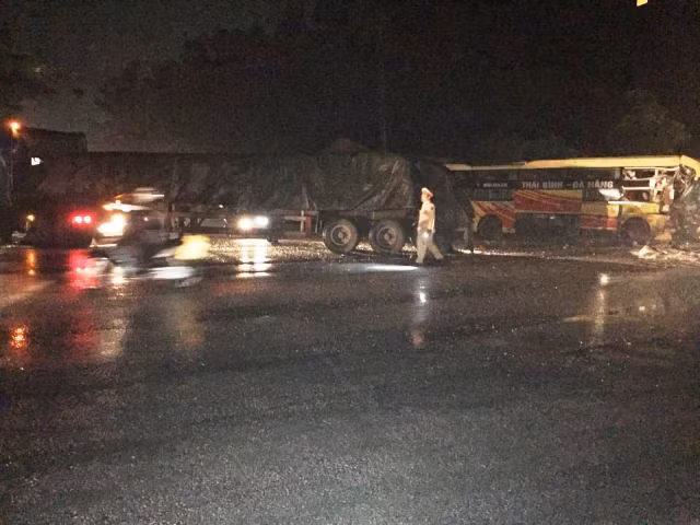 Lực lượng CSGT điều tiết giao thông sau vụ tai nạn.