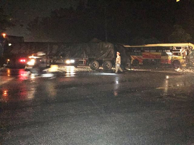 Lực lượng CSGT điều tiết giao thông sau vụ tai nạn. Lực lượng CSGT điều tiết giao thông sau vụ tai nạn.