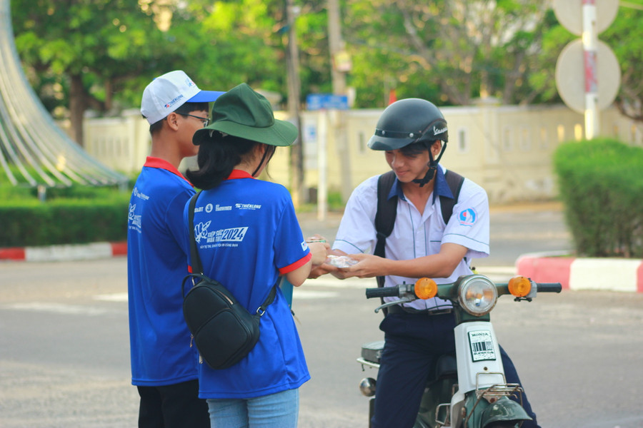 Thí sinh tại điểm thi Trường THPT Ngô Quyền, huyện đảo Phú Quý. (Ảnh: NTCC). Thí sinh tại điểm thi Trường THPT Ngô Quyền, huyện đảo Phú Quý. (Ảnh: NTCC).