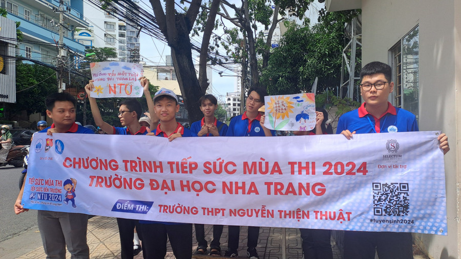 Đội tiếp sức mùa thi Trường Đại học Nha Trang tại điểm Trường THPT Nguyễn Thiện Thuật. (Ảnh: NTU) Đội tiếp sức mùa thi Trường Đại học Nha Trang tại điểm Trường THPT Nguyễn Thiện Thuật. (Ảnh: NTU)
