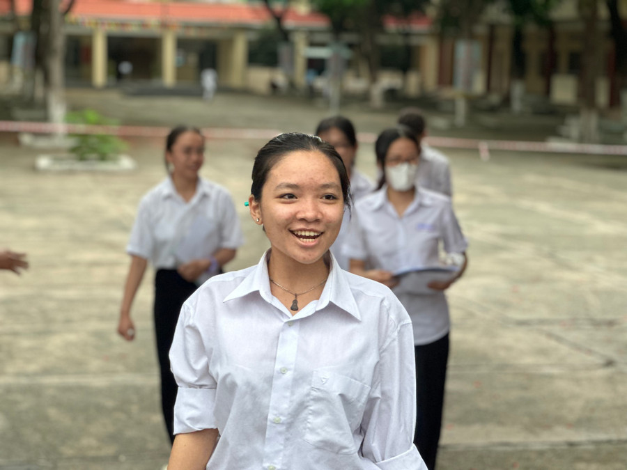 Nữ sinh tại điểm thi Trường THPT Nguyễn Trãi (TP Thuận An, Bình Dương) sau giờ thi Toán. (Ảnh: Cẩm Anh) Nữ sinh tại điểm thi Trường THPT Nguyễn Trãi (TP Thuận An, Bình Dương) sau giờ thi Toán. (Ảnh: Cẩm Anh)