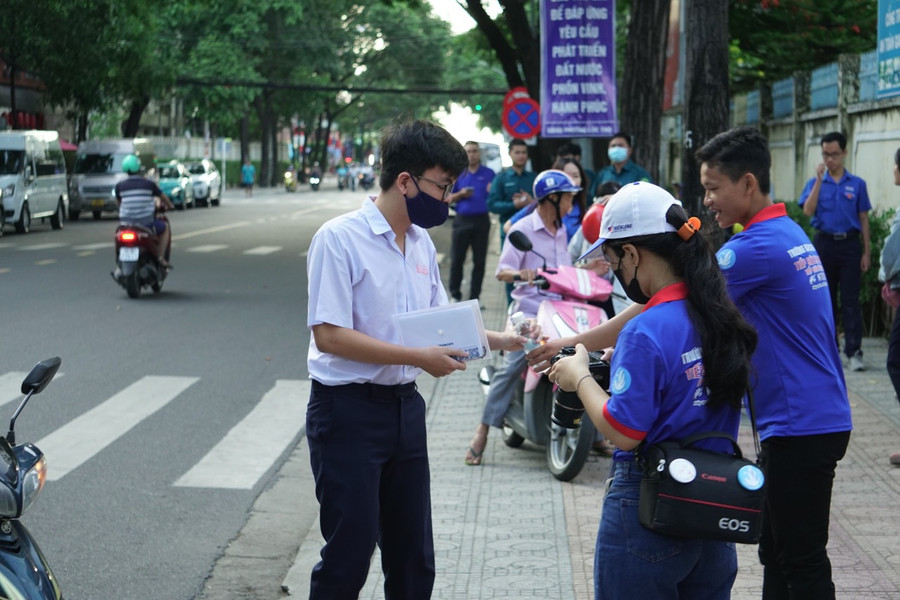 Thí sinh được đội sinh viên tiếp sức mùa thi hỗ trợ tại điểm thi Trường THPT Lý Tự Trọng (TP Nha Trang). (Ảnh: NTU)