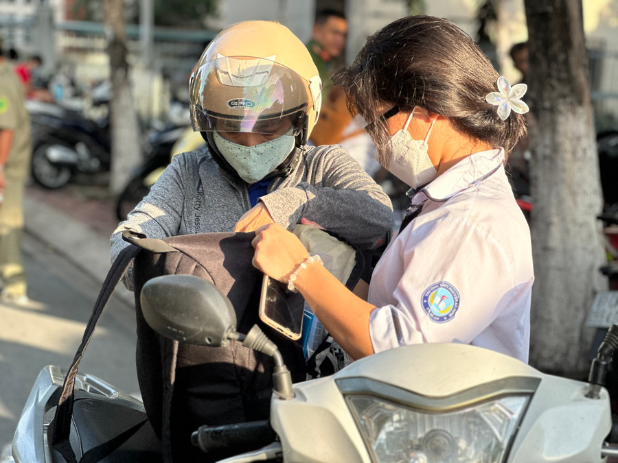 Phụ huynh đưa thí sinh đến điểm thi Trường THPT Dĩ An (TP Dĩ An). (Ảnh: Cẩm Anh)