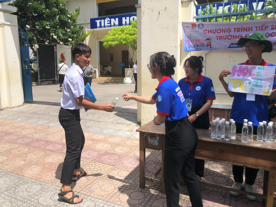 Thí sinh tại điểm thi Trường THPT Lý Tự Trọng (TP Nha Trang, Khánh Hòa) nhận nước từ đội tiếp sức mùa thi, Trường Đại học Nha Trang. (Ảnh: NTU) Thí sinh tại điểm thi Trường THPT Lý Tự Trọng (TP Nha Trang, Khánh Hòa) nhận nước từ đội tiếp sức mùa thi, Trường Đại học Nha Trang. (Ảnh: NTU)