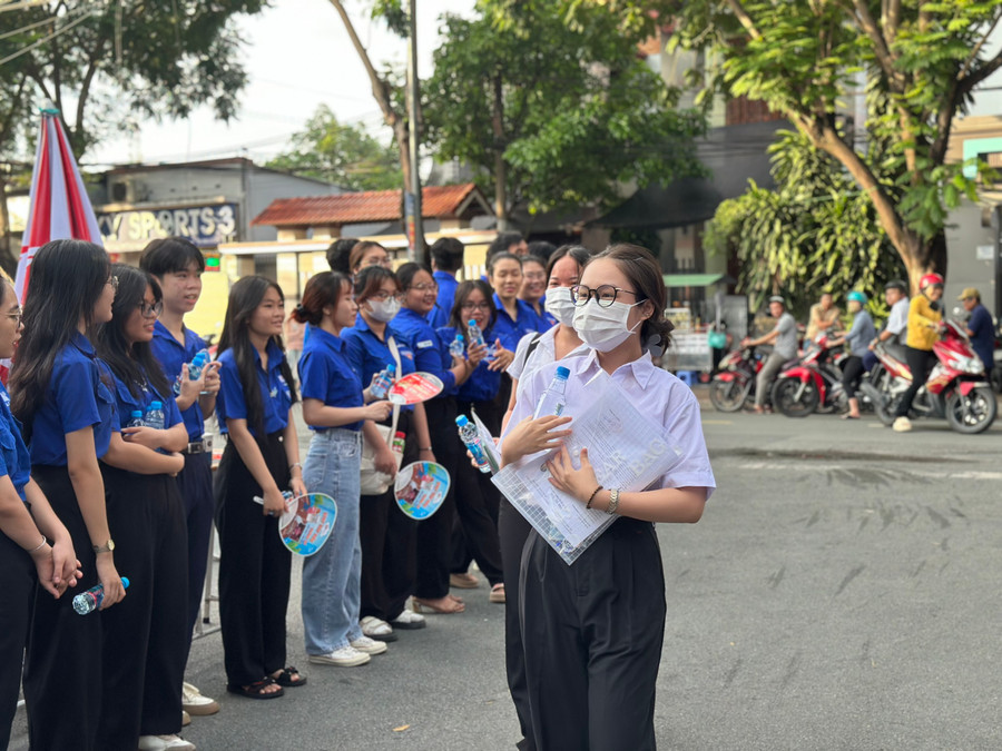 Thí sinh đến điểm thi Trường THPT Dĩ An (TP Dĩ An). (Ảnh: Cẩm Anh)