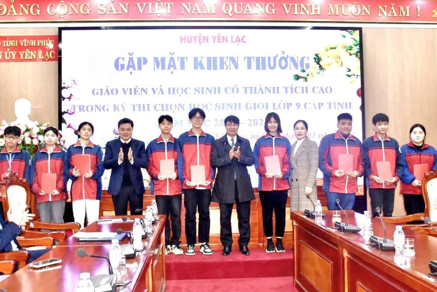 Lãnh đạo huyện Yên Lạc khen thưởng 9 học sinh trường THCS Yên Lạc đạt giải Nhất kỳ thi HSG cấp Tỉnh năm học 2023 - 2024.