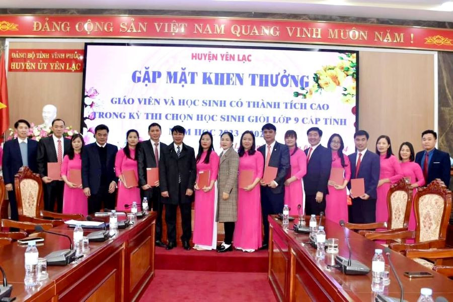 Lãnh đạo huyện Yên Lạc khen thưởng 7 đội tuyển gồm 12 giáo viên trường THCS Yên Lạc có học sinh đạt giải Nhất HSG cấp Tỉnh năm học 2023 - 2024.