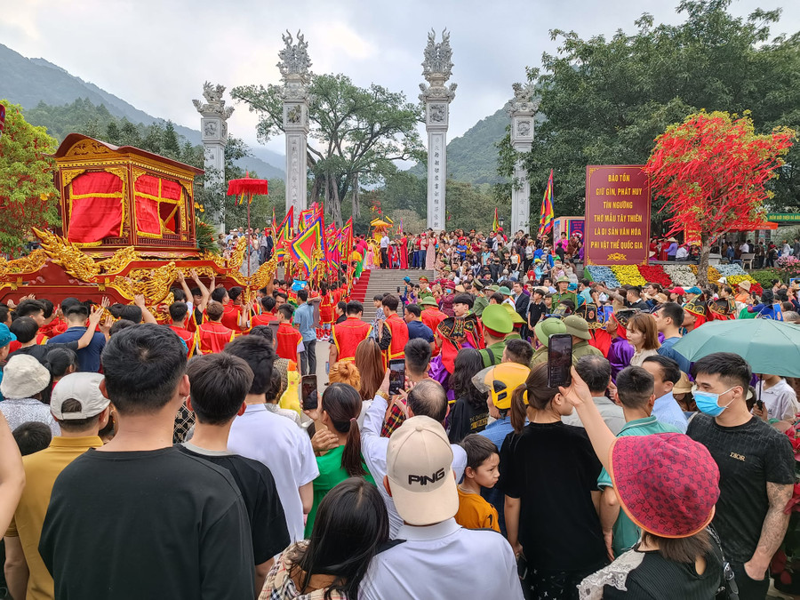 Đông đảo nhân dân và du khách về dự khai hội.